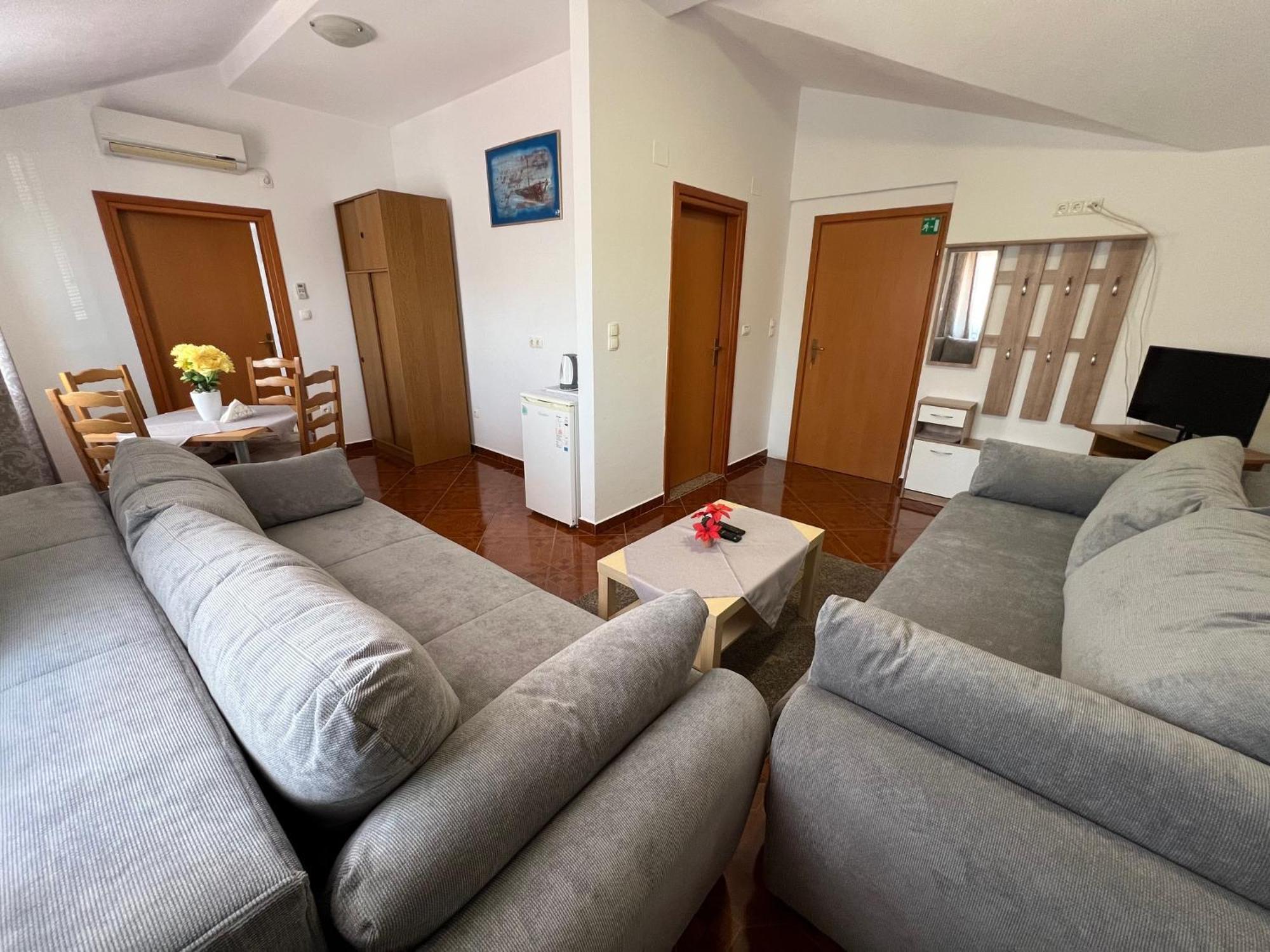 Guest House Laura 克尔维尼维赫 外观 照片