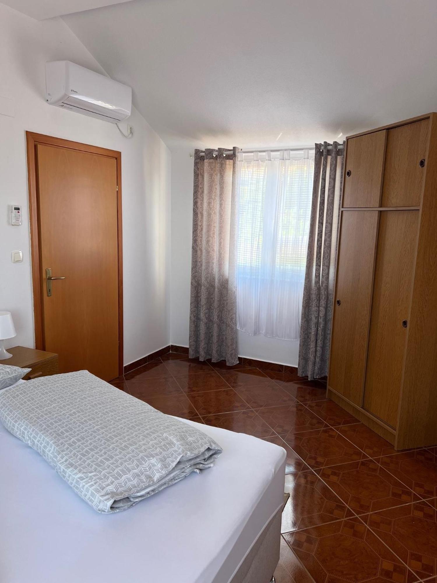 Guest House Laura 克尔维尼维赫 外观 照片