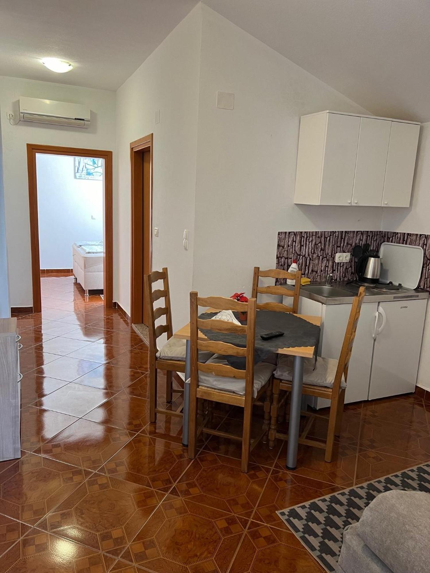 Guest House Laura 克尔维尼维赫 外观 照片