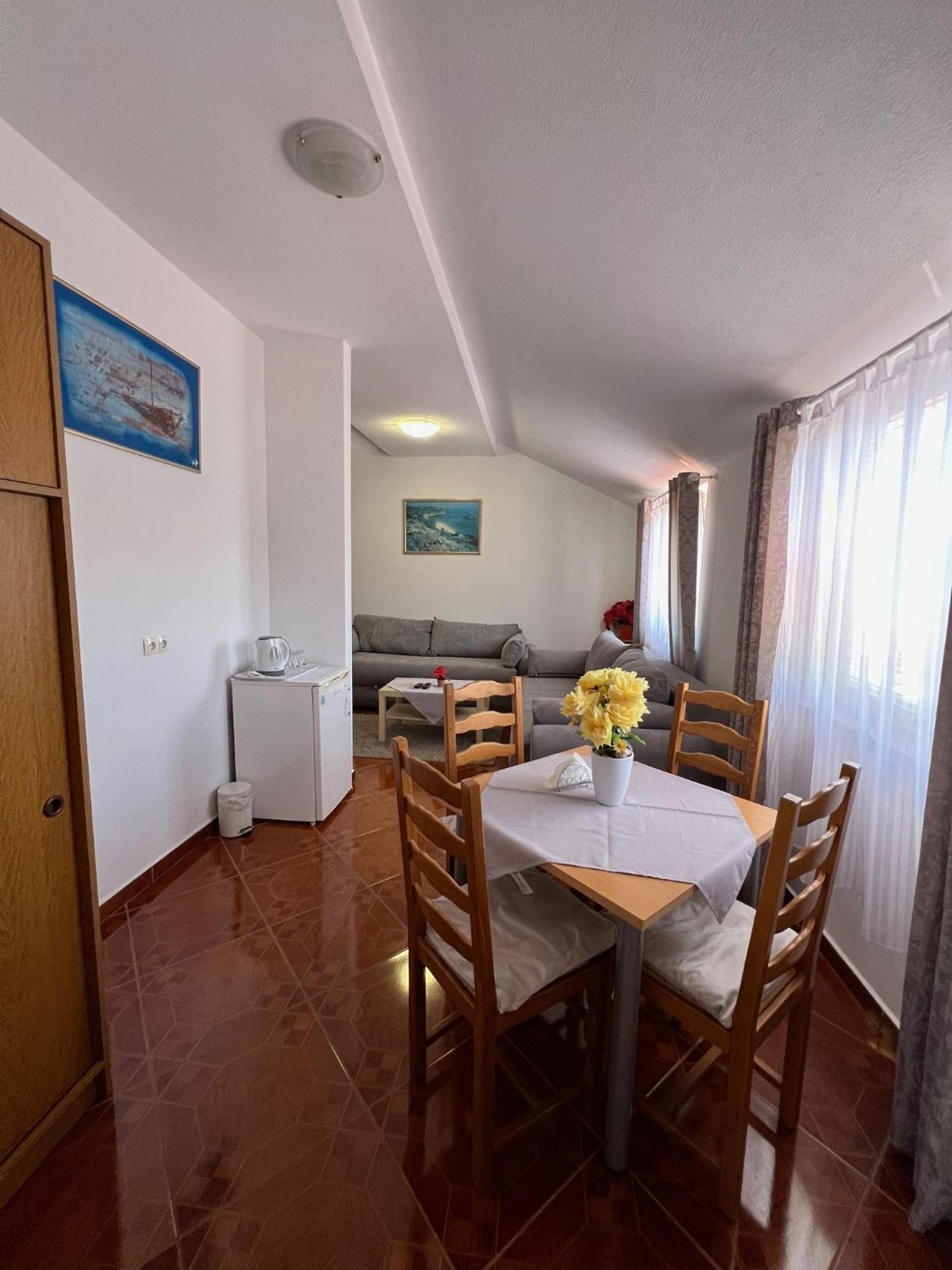 Guest House Laura 克尔维尼维赫 外观 照片